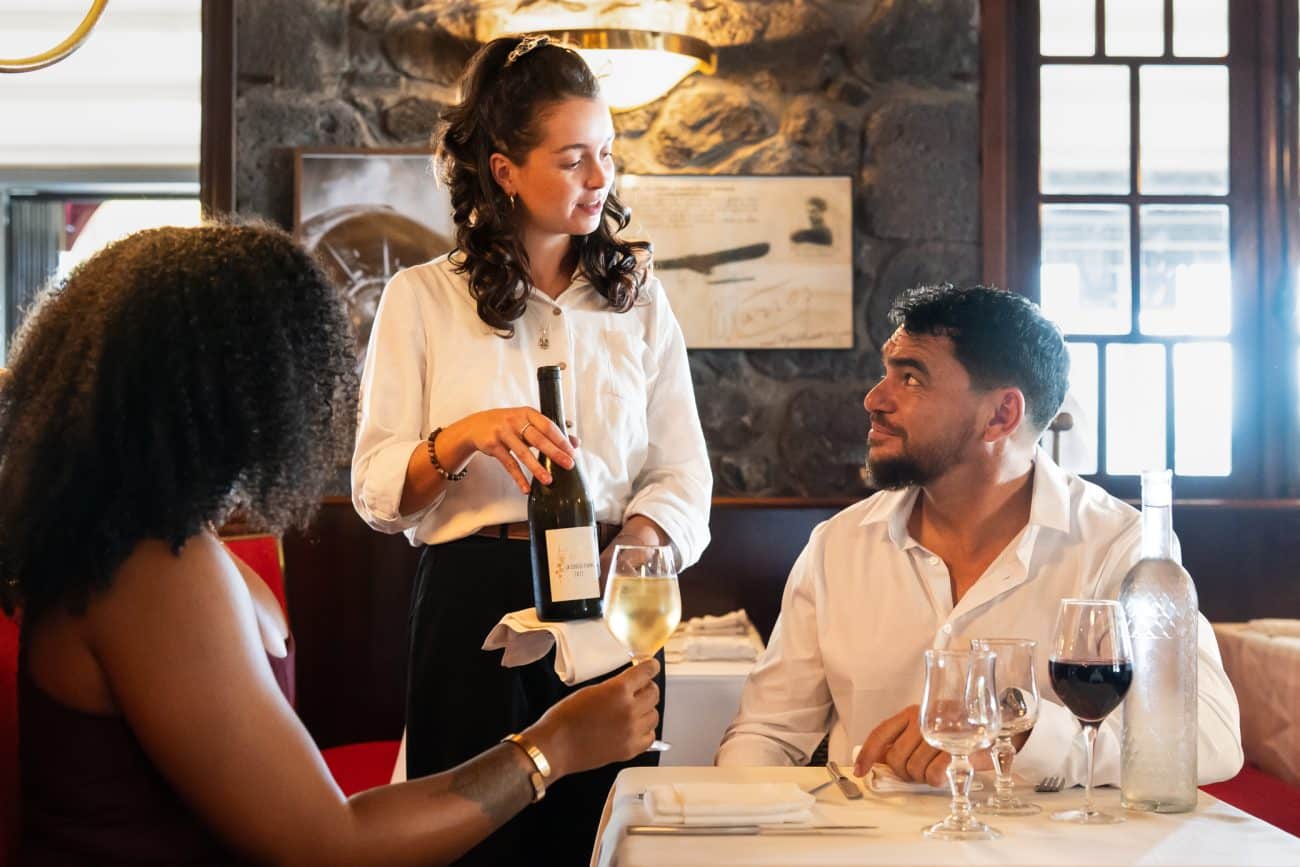 Roland garros restaurant salle interieure service vin couple BD